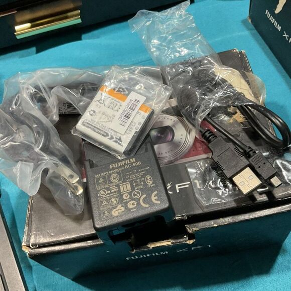 Fujifilm XF1 12.0MP Compact Digital Camera Red - Picture 8 of 10